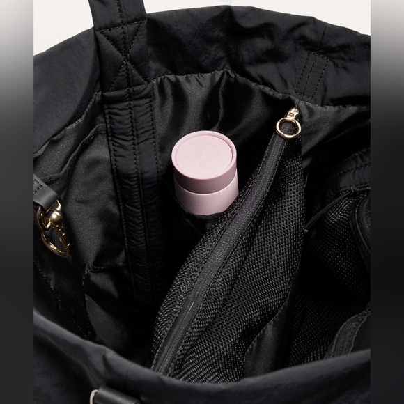 Lululemon On My Level Bag Large 30L - black and gold - Picture 4 of 10